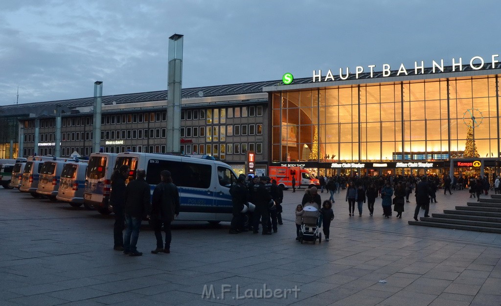 Demo Koelner Hauptbahnhof P209.JPG - Miklos Laubert